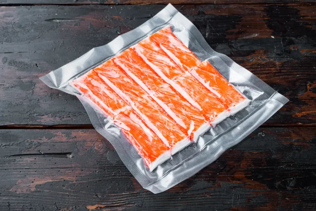 Paquet de surimi sur un plan de cuisine