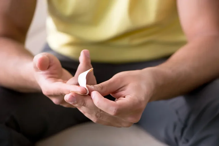 Main posant un pansement sur un doigt