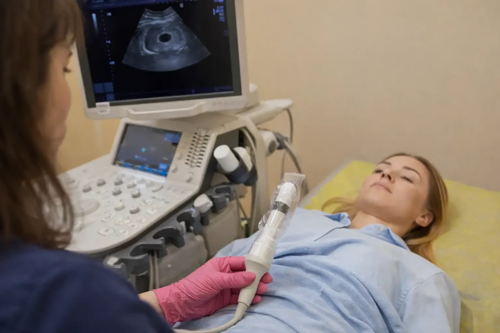 Examen d’échographie de début de grossesse en cabinet médical