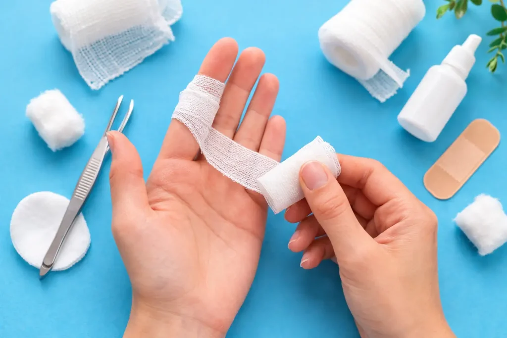 Main avec un bandage et des compresses prêtes à l’emploi