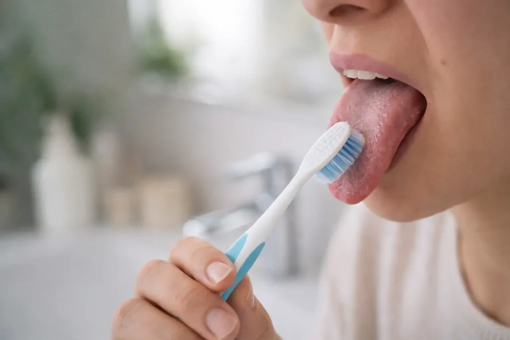 Brossage doux de la langue après une extraction dentaire de dent de sagesse